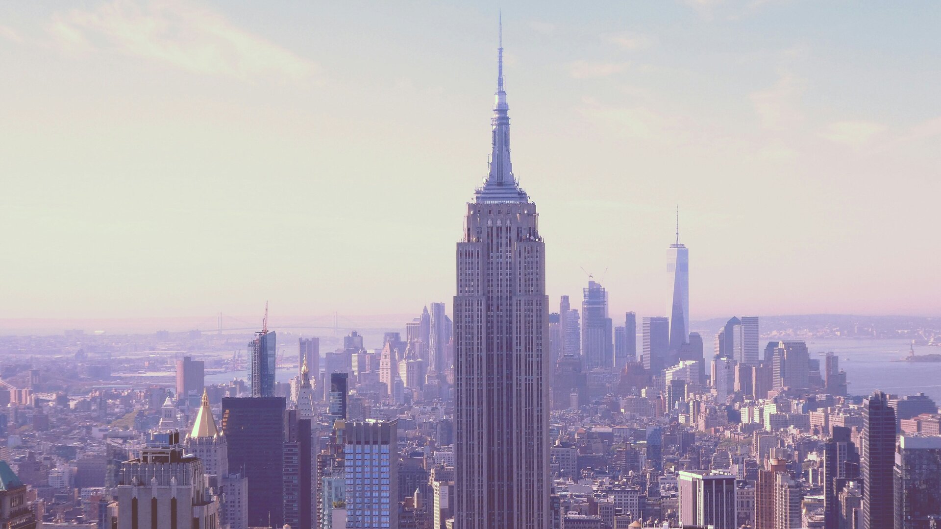 Symboldbild Amerika: Sonnenaufgang in heller Stadt mit großen Gebäuden.